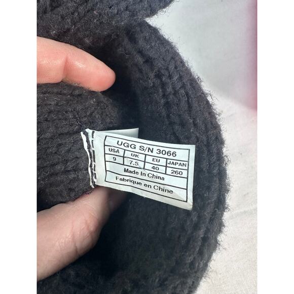 UGG woman’s sz 9 Black Tall Cable Knit 3 Button Pull on Boots Shearling Insoles - Picture 8 of 12